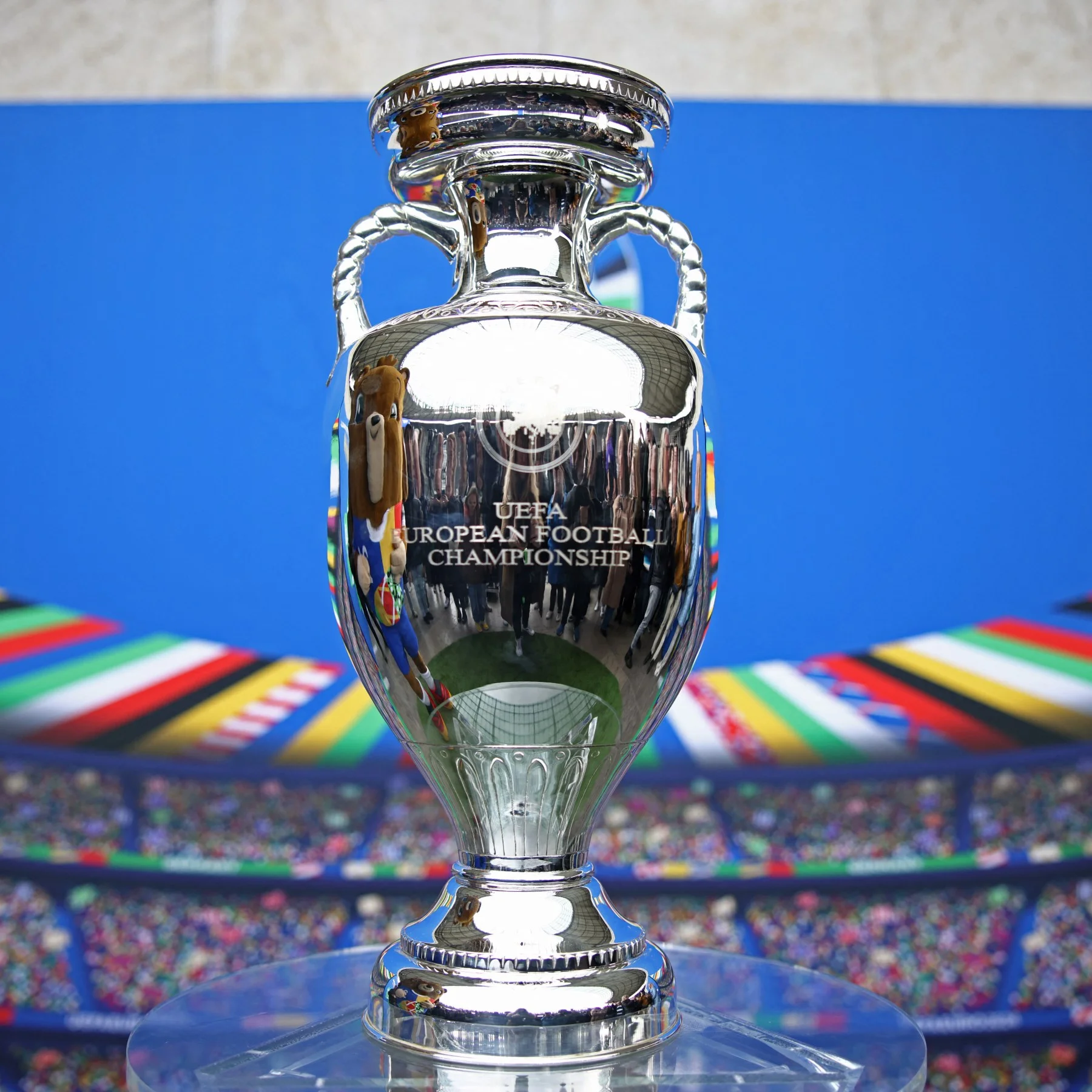 欧洲杯冠军奖杯展示